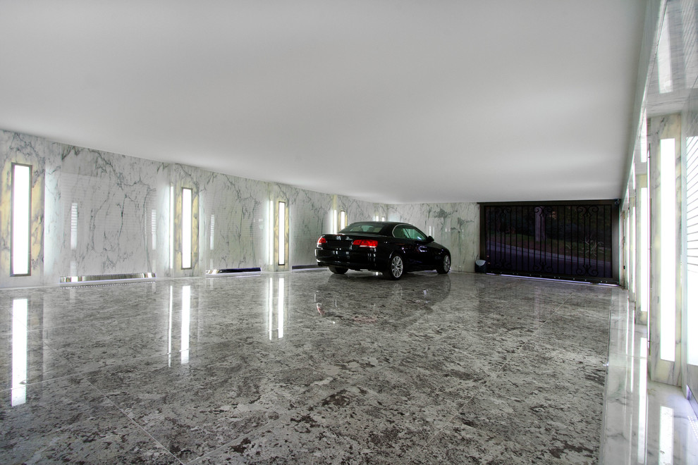 На фото: большой пристроенный гараж в стиле неоклассика (современная классика) для четырех и более машин с