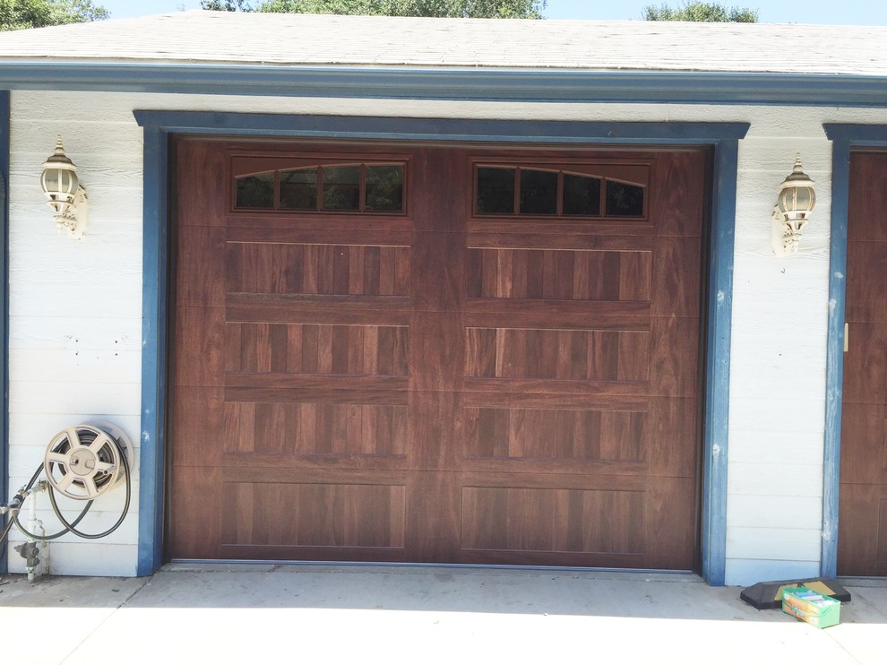 Cette image montre un garage pour deux voitures attenant rustique de taille moyenne.