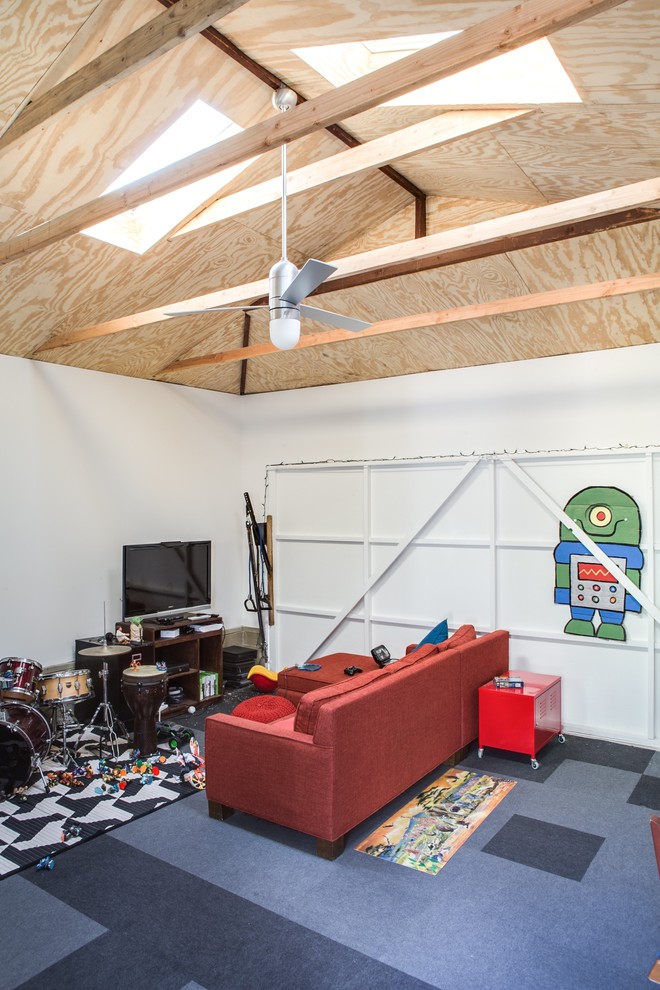 На фото: пристроенный гараж среднего размера в стиле ретро с мастерской с