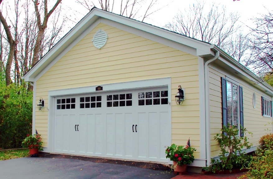 Стильный дизайн: отдельно стоящий гараж среднего размера в классическом стиле для двух машин - последний тренд