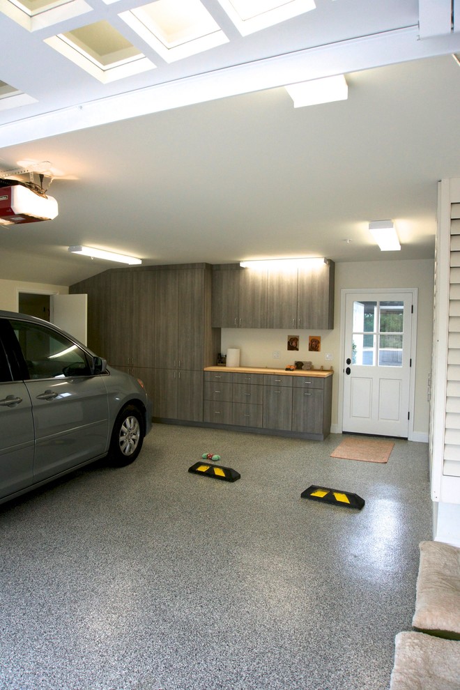 Идея дизайна: пристроенный гараж в классическом стиле для двух машин