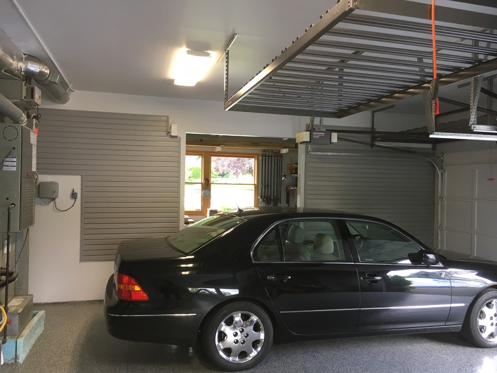 Cette photo montre un garage chic.