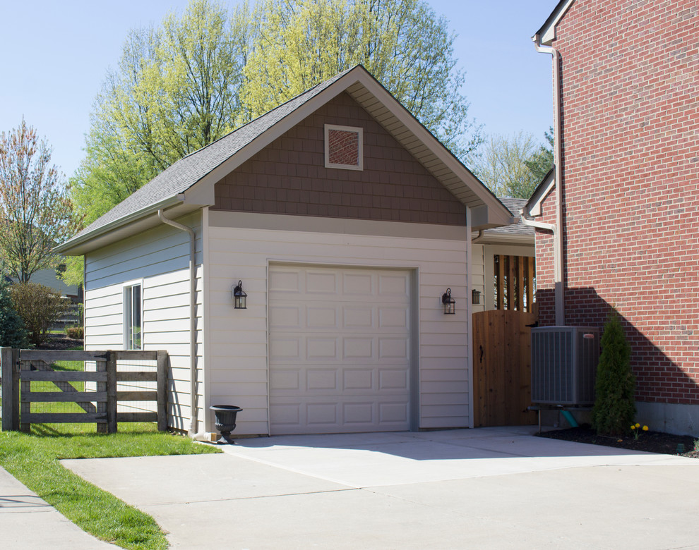 На фото: маленький отдельно стоящий гараж в классическом стиле для на участке и в саду, одной машины с