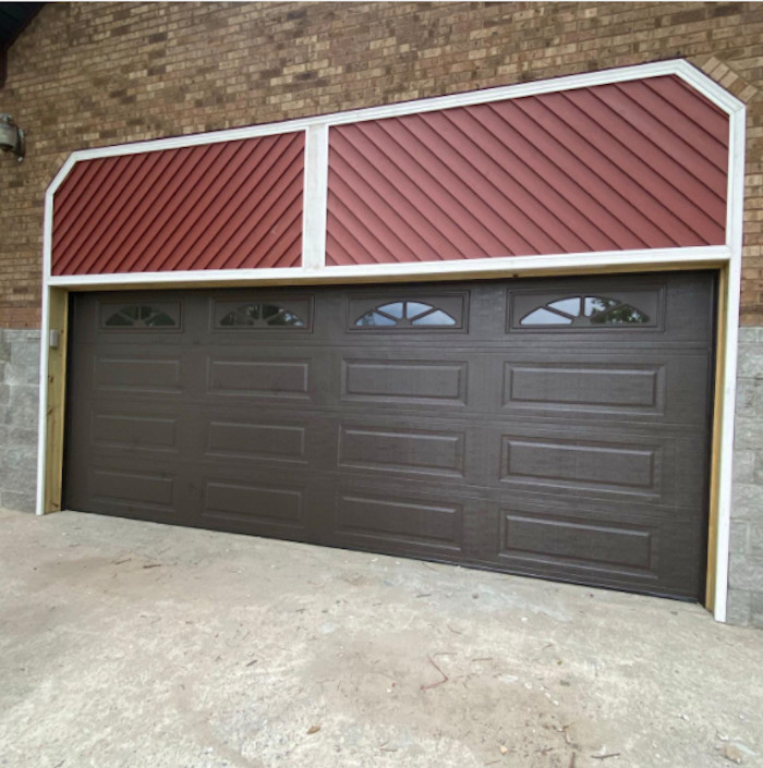 Esempio di un garage per due auto connesso contemporaneo