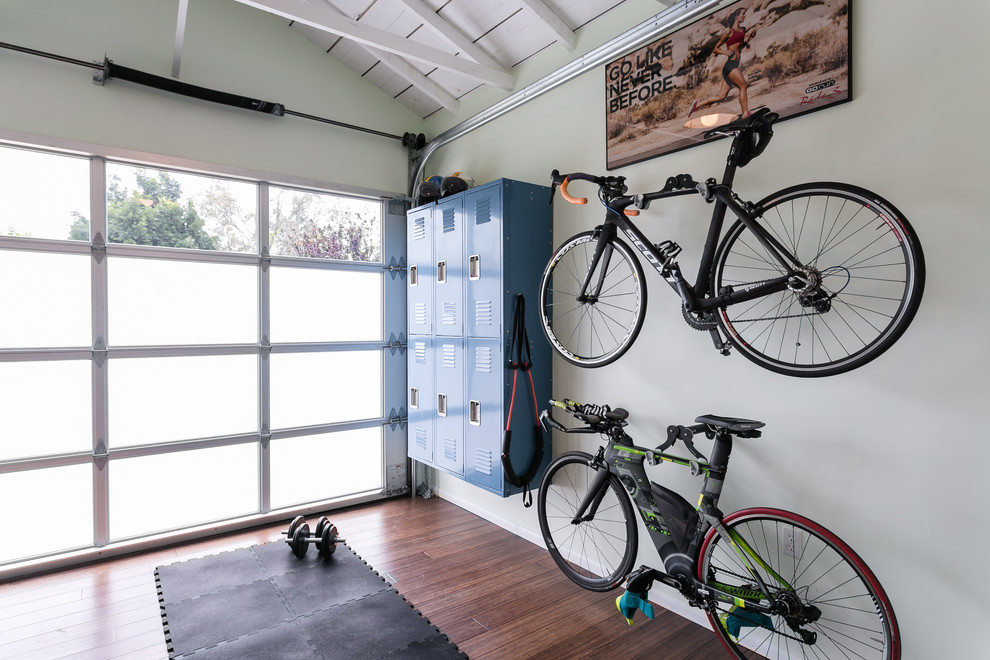 Источник вдохновения для домашнего уюта: пристроенный гараж среднего размера в современном стиле с мастерской для двух машин