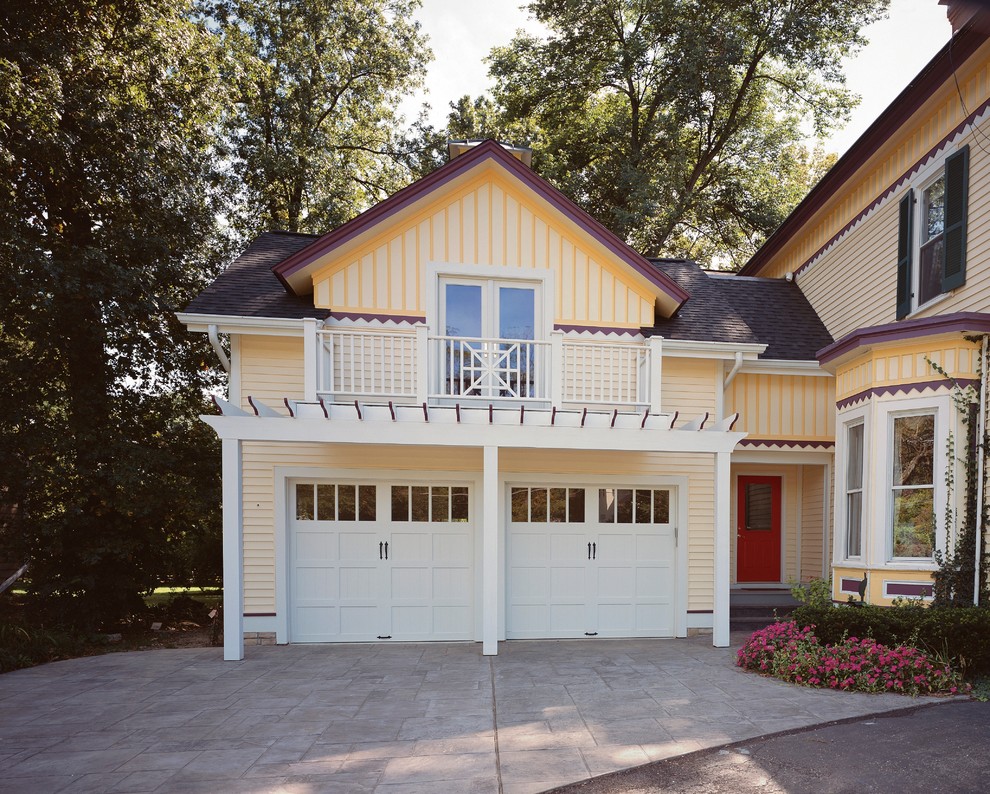 Источник вдохновения для домашнего уюта: пристроенный гараж среднего размера в классическом стиле для двух машин