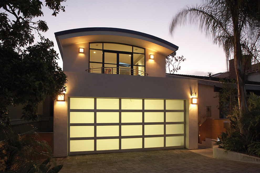 Cette image montre un garage attenant minimaliste de taille moyenne.