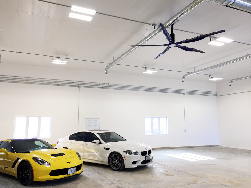 Exemple d'un grand garage pour quatre voitures ou plus attenant industriel.
