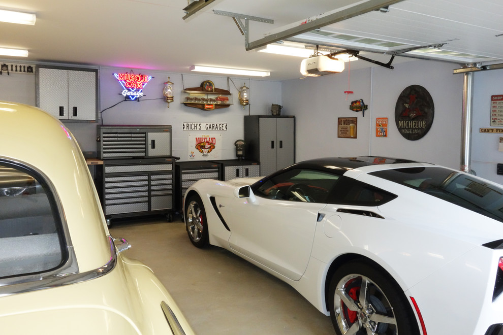 Klassisk inredning av en mellanstor tillbyggd tvåbils garage och förråd