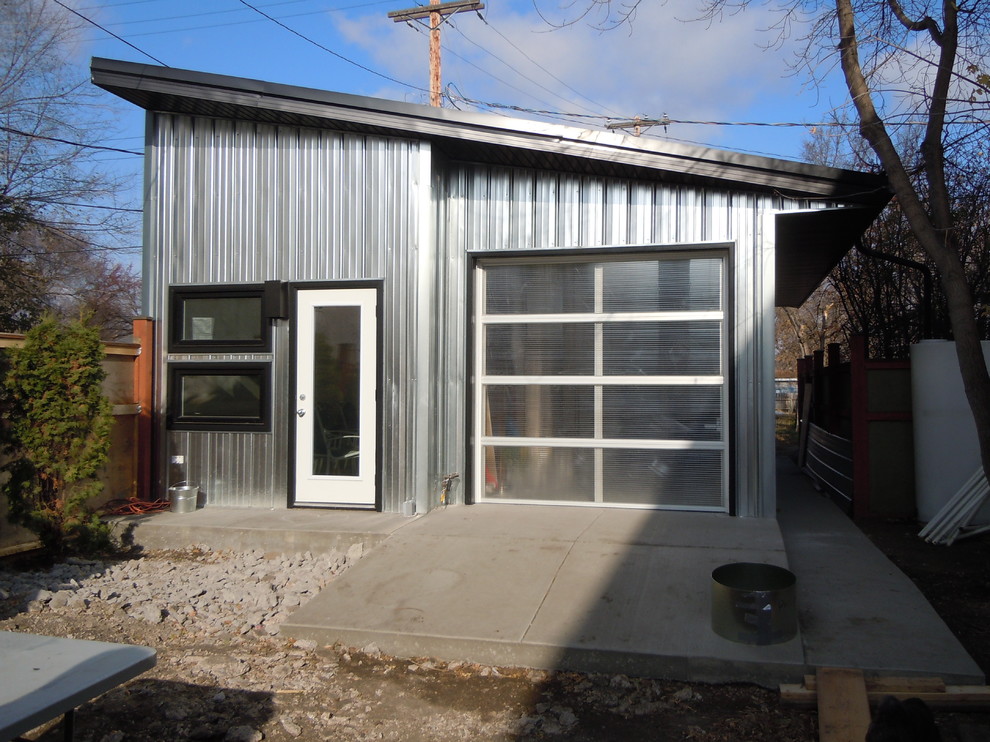 Exemple d'un garage pour deux voitures séparé tendance de taille moyenne avec un bureau, studio ou atelier.