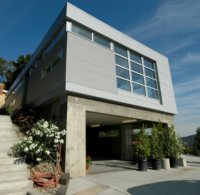 Пример оригинального дизайна: отдельно стоящий гараж среднего размера в современном стиле