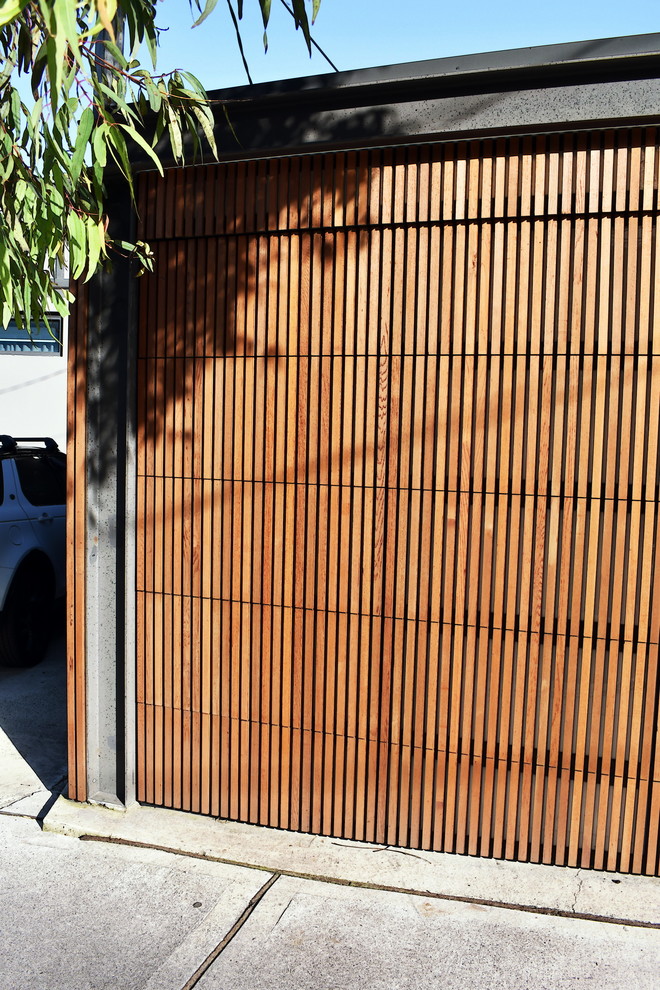 Inspiration pour un garage attenant minimaliste de taille moyenne.