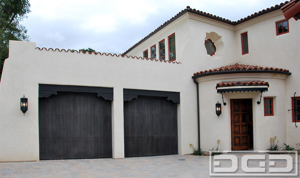 This is an example of a traditional garage in Santa Barbara.