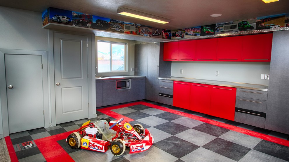 Bild på en mycket stor vintage fristående garage och förråd