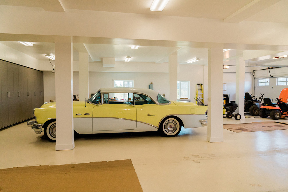Cette image montre un garage pour quatre voitures ou plus attenant traditionnel de taille moyenne avec un bureau, studio ou atelier.