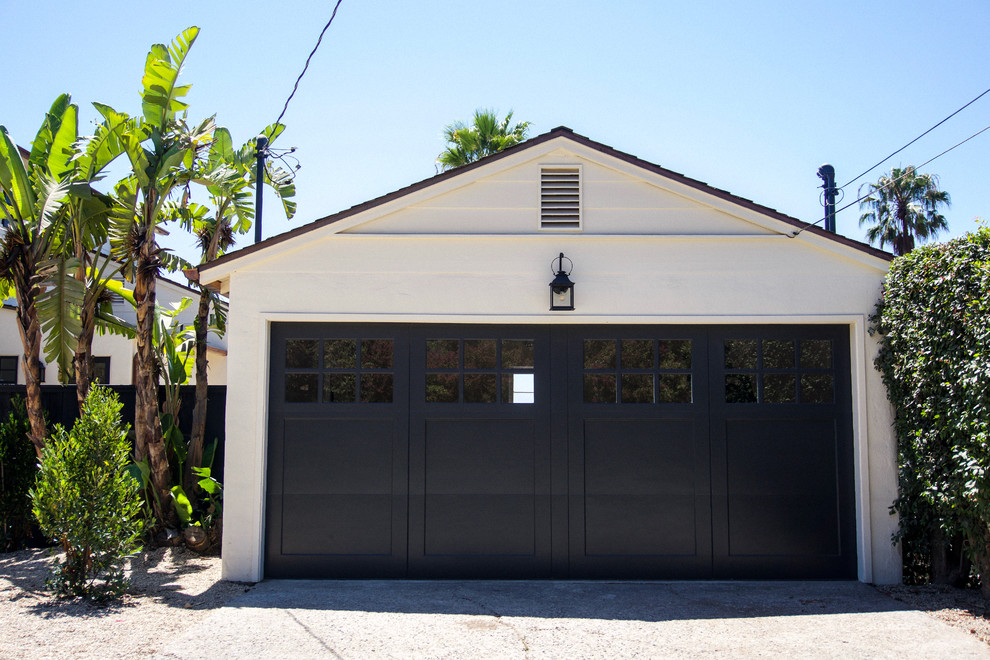 Bild på en mellanstor vintage fristående tvåbils garage och förråd