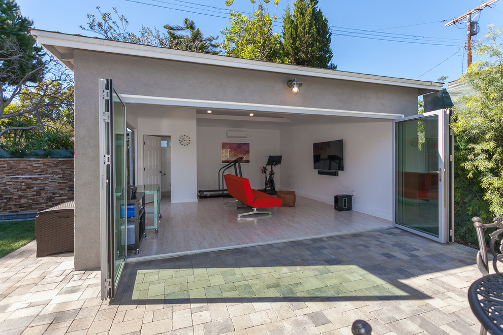 Freistehende, Mittelgroße Moderne Garage als Arbeitsplatz, Studio oder Werkraum in Los Angeles