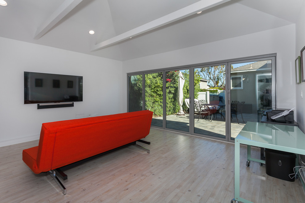 Idée de décoration pour un garage pour deux voitures séparé minimaliste de taille moyenne avec un bureau, studio ou atelier.