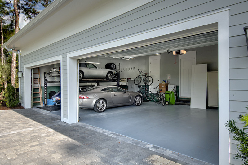 Immagine di un ampio garage per tre auto connesso stile americano