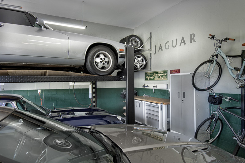 Immagine di un ampio garage per tre auto connesso american style