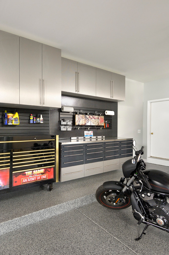 Example of a trendy garage workshop design in Chicago
