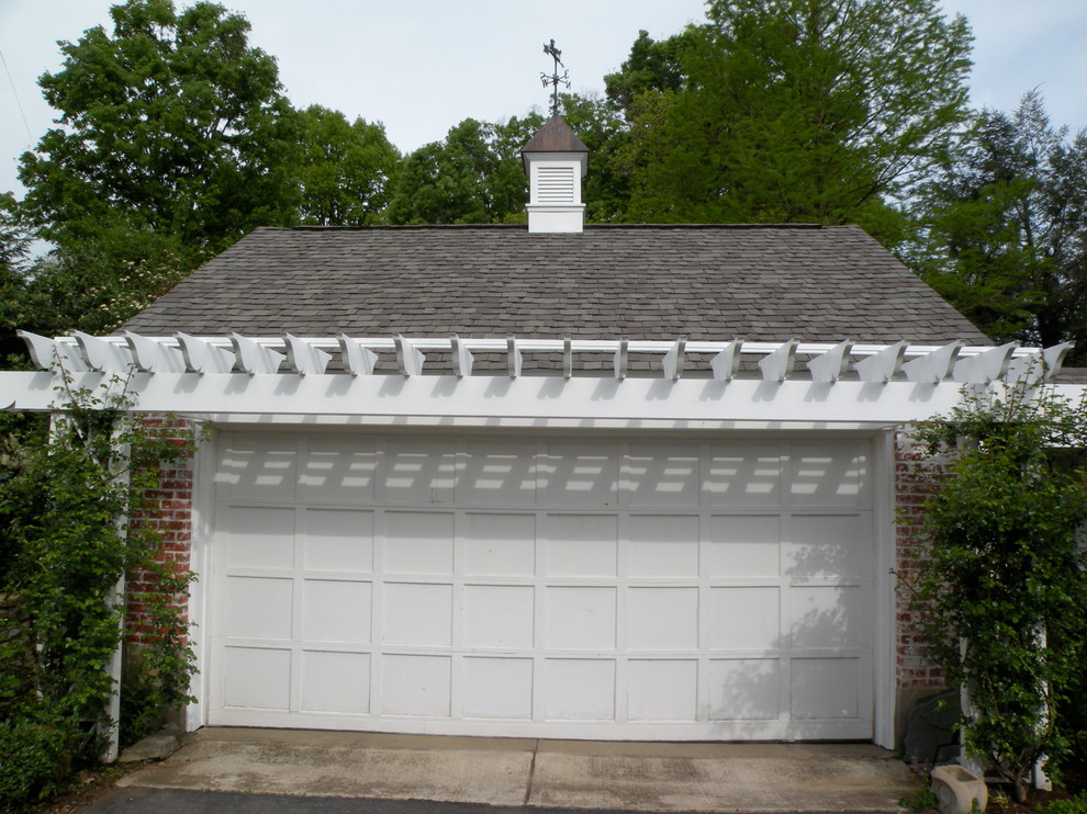 Cette image montre un garage pour deux voitures séparé traditionnel de taille moyenne.