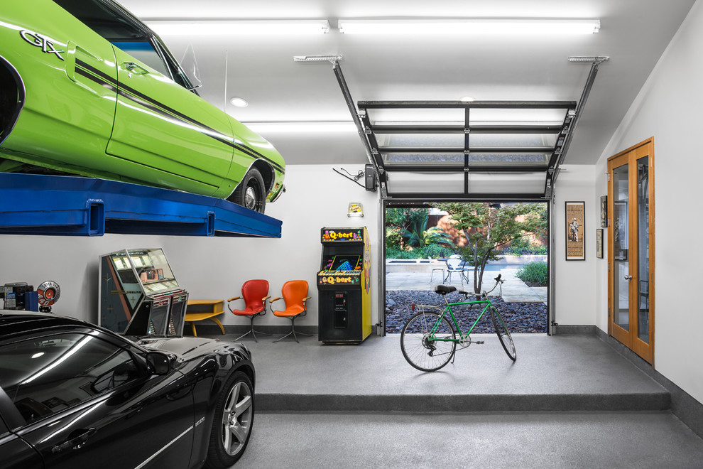 Cette photo montre un garage pour trois voitures tendance.