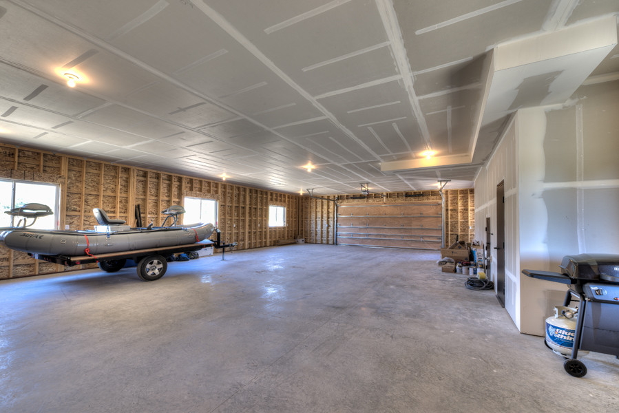 Идея дизайна: огромный отдельно стоящий гараж с мастерской для двух машин