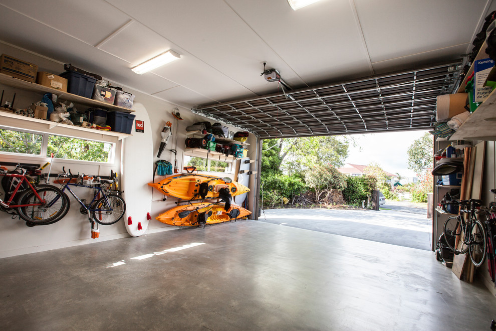Inredning av en stor tillbyggd tvåbils garage och förråd