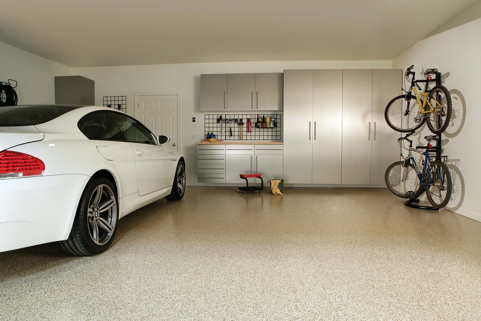 Стильный дизайн: пристроенный гараж среднего размера в современном стиле с мастерской для двух машин - последний тренд