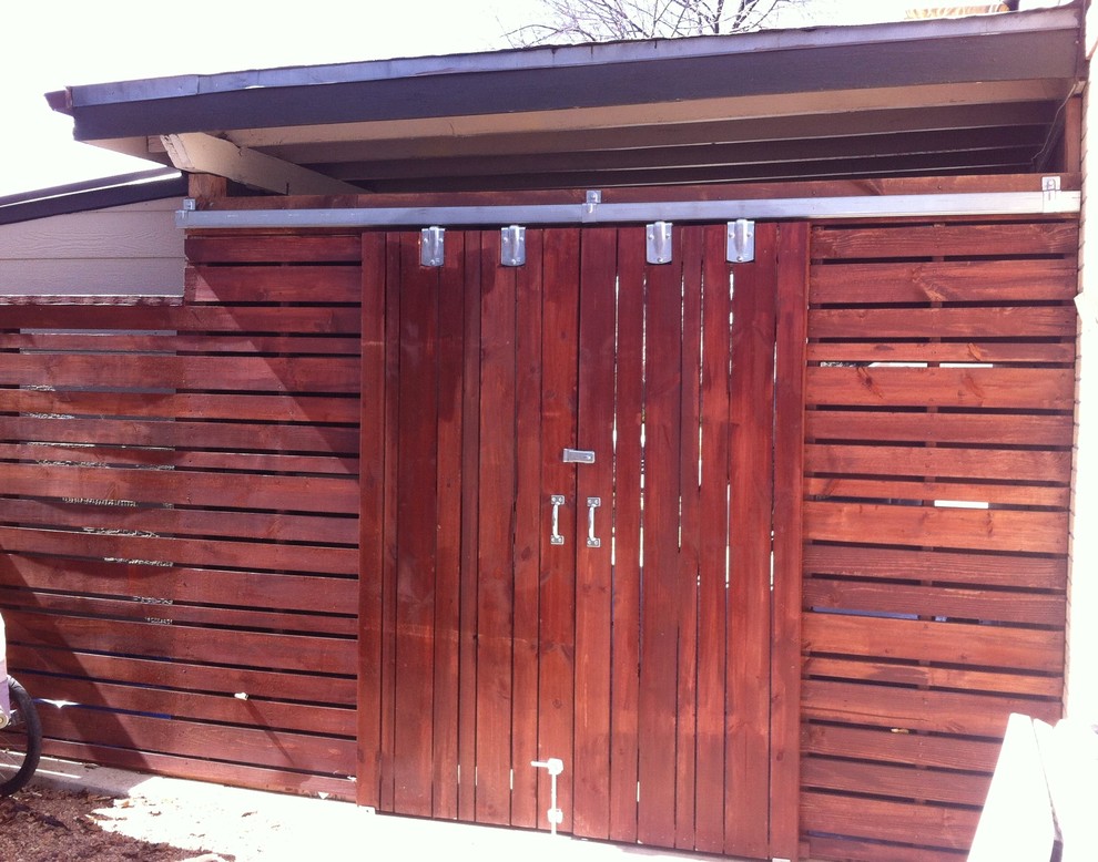 Idée de décoration pour un petit garage attenant minimaliste.