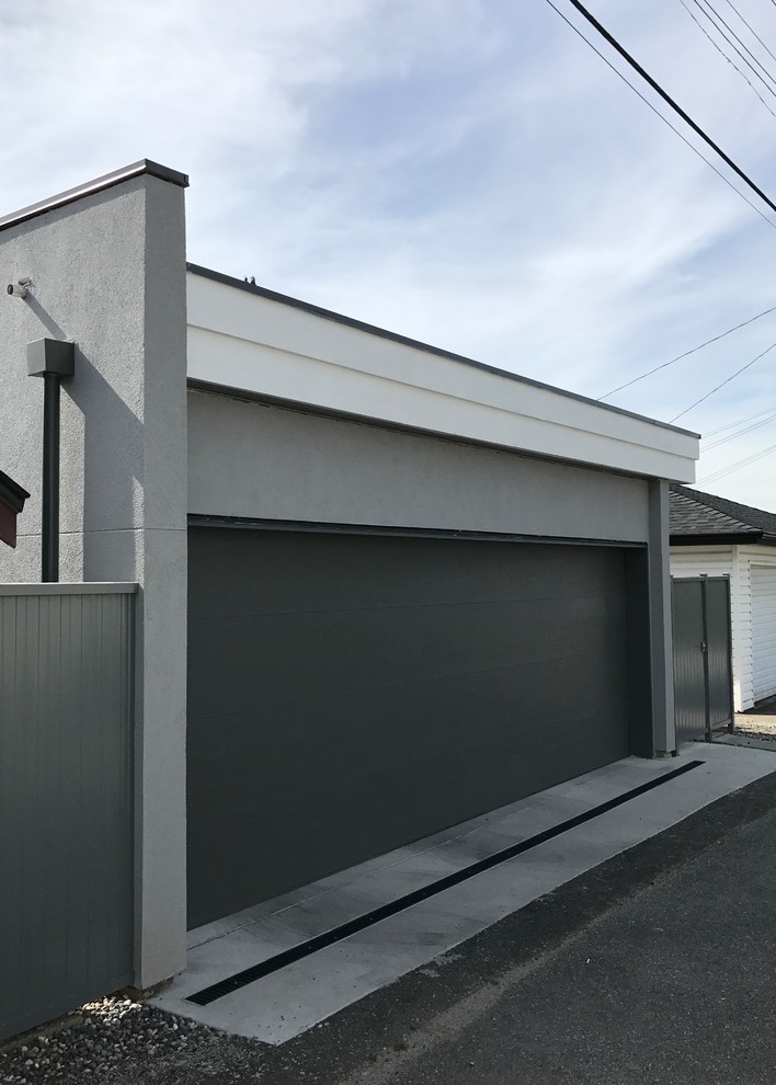 Foto på en mellanstor funkis tillbyggd garage och förråd