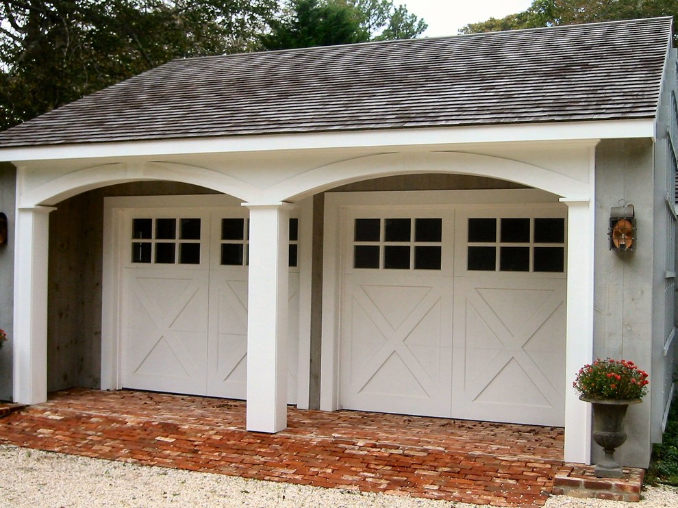 Идея дизайна: маленький отдельно стоящий гараж в классическом стиле для на участке и в саду, двух машин