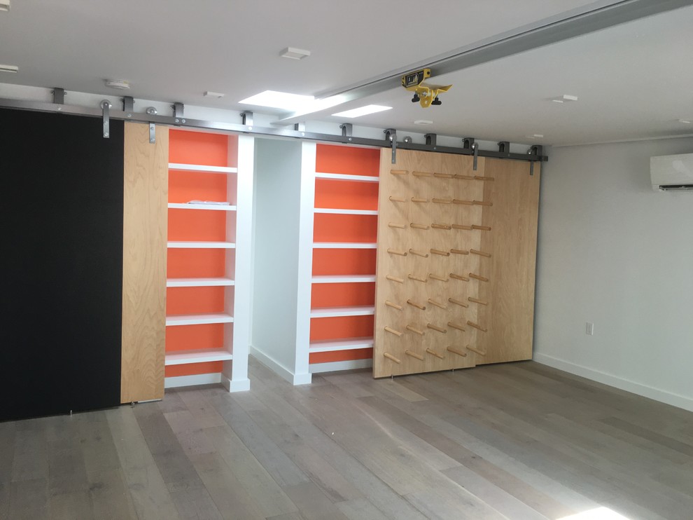 На фото: отдельно стоящий гараж среднего размера в современном стиле с мастерской