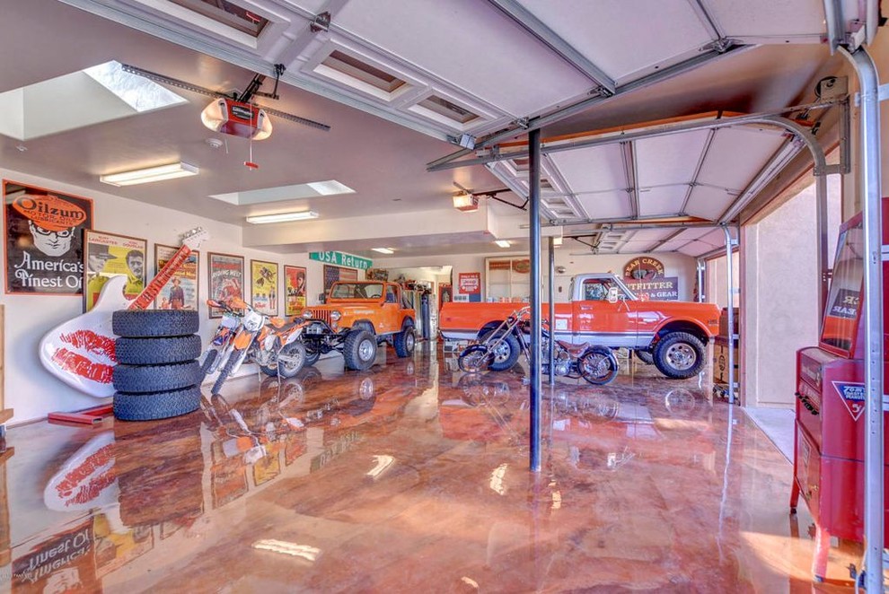 Ispirazione per un grande garage per quattro o più auto connesso stile americano
