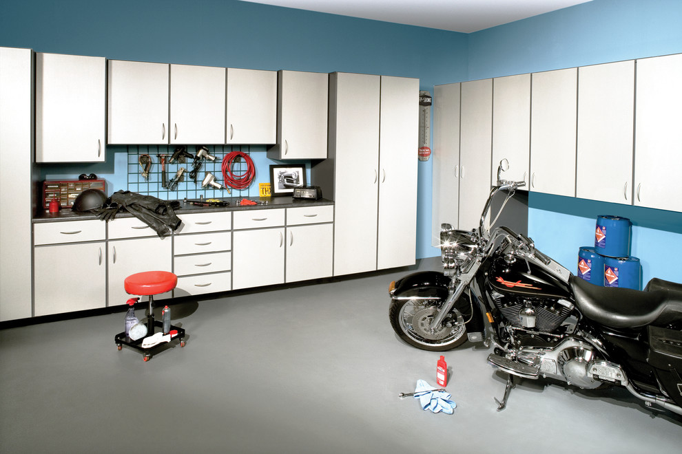 Cette photo montre un garage tendance de taille moyenne avec un bureau, studio ou atelier.