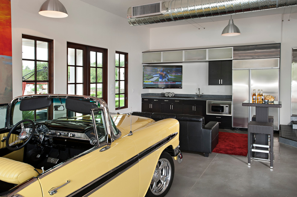 Стильный дизайн: гараж в современном стиле для одной машины - последний тренд