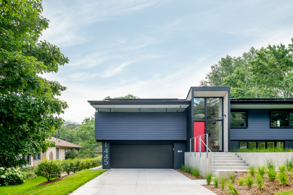 Свежая идея для дизайна: пристроенный гараж среднего размера в стиле ретро для двух машин - отличное фото интерьера