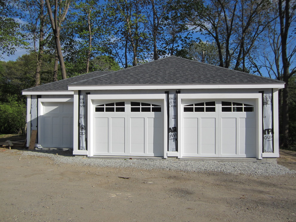 Идея дизайна: отдельно стоящий гараж в стиле модернизм с навесом для автомобилей для двух машин