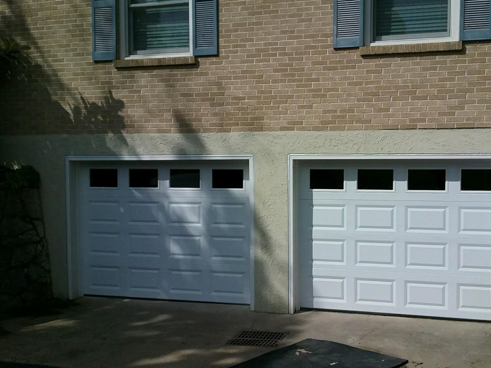 Aménagement d'un garage pour deux voitures attenant classique de taille moyenne.