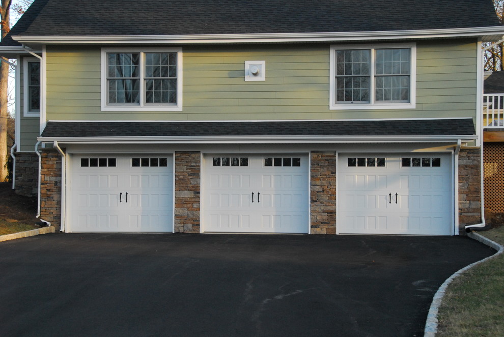 Cette image montre un garage pour trois voitures attenant rustique.