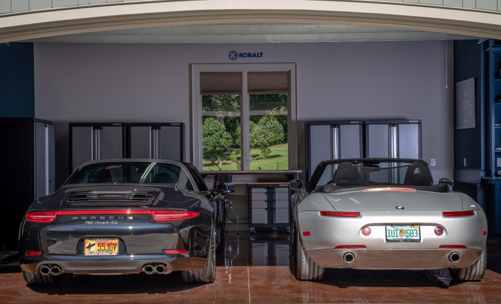 Idées déco pour un grand garage pour quatre voitures ou plus attenant classique avec une porte cochère.