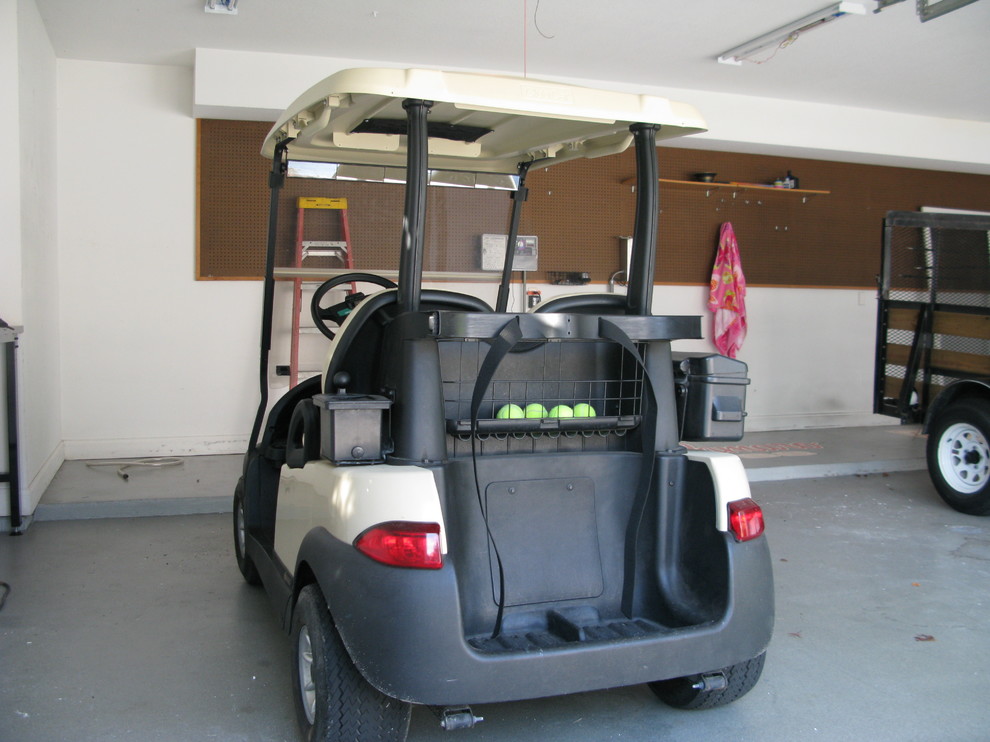 Foto di un garage per tre auto connesso tradizionale di medie dimensioni