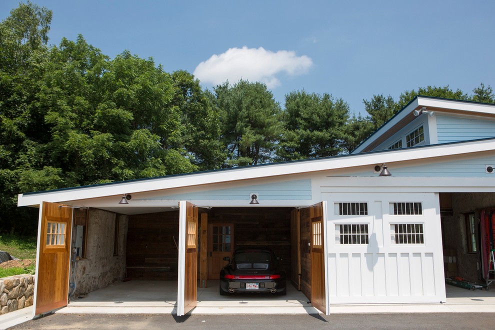 Inspiration pour un grand garage pour deux voitures séparé traditionnel avec un bureau, studio ou atelier.