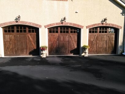 Cette photo montre un grand garage pour trois voitures attenant chic.