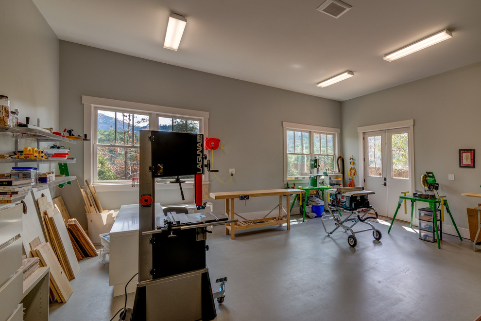 Esempio di garage e rimesse stile americano di medie dimensioni con ufficio, studio o laboratorio
