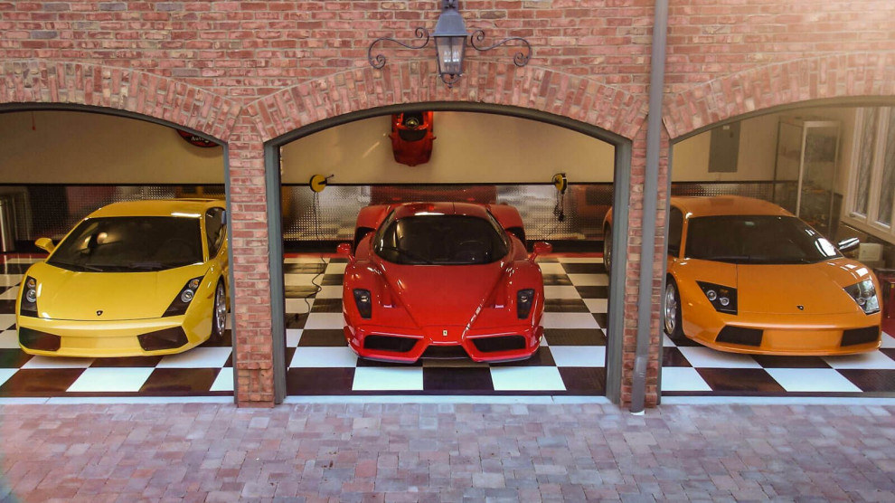На фото: большой пристроенный гараж для трех машин с