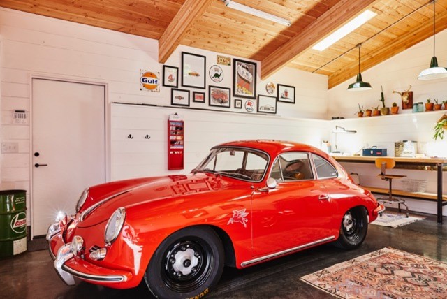 Свежая идея для дизайна: гараж в стиле ретро - отличное фото интерьера