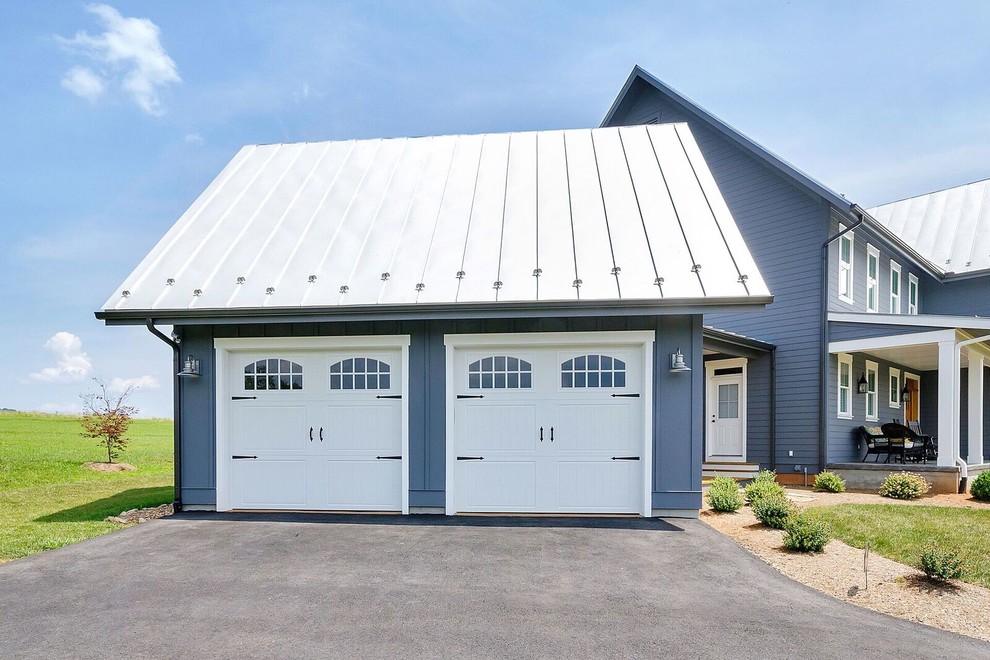 Пример оригинального дизайна: отдельно стоящий гараж среднего размера в стиле кантри для двух машин