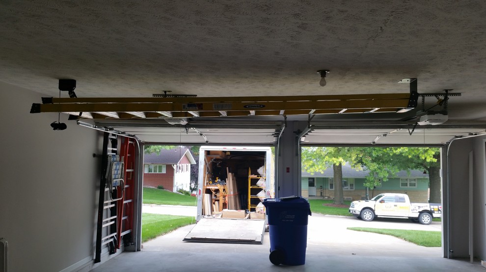 Idéer för att renovera en mellanstor vintage tillbyggd tvåbils garage och förråd